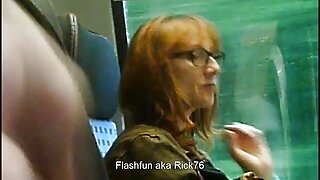 Brunette ດູດ cock ຂອງຜູ້ຊາຍອາຍຸ