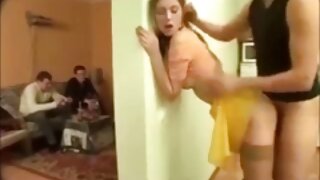 ເມືອງ fucks slut ຫນຸ່ມທີ່ມີເຕົ້ານົມ curvy ໃນຫ້ອງນ້ໍາ