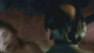 Masseuse ກັບ cock ໄຂມັນຂອງນາງ skillfully fucks ສາວ